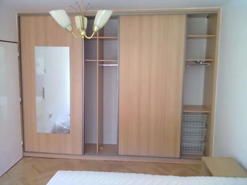 Vestavěné skříně